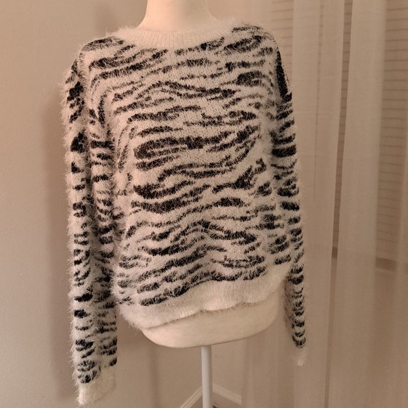 Mudd Black and White Eyelash Crew Pullover - Size Large NWT - Picture 3 of 7